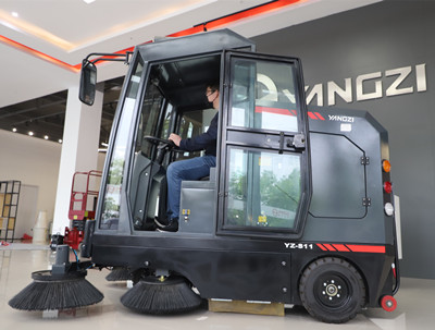 電動(dòng)掃地車 電動(dòng)掃地車